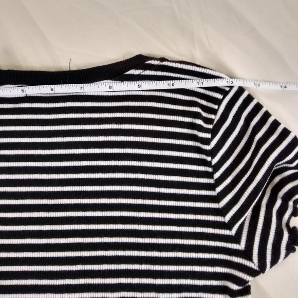 Cute short cut low tee - Picture 3 of 5